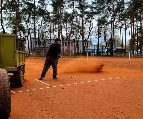 Prace przygotowawcze do sezonu korty tenisowe na terenie OSiR w Wągrowcu