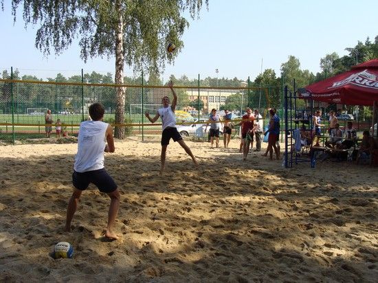 Grupa osób grających w siatkówkę plażową na jednym z boisk plażowych na terenie OSiR w Wągrowcu