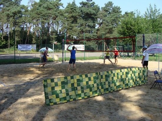 Grupa osób grających w siatkówkę plażową na jednym z boisk plażowych na terenie OSiR w Wągrowcu - zdjęcie nr 2