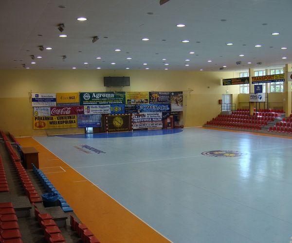 Widok na parkiet i trybuny hali sportowj na terenie Ośrodka Sportu i Rekreacji w Wągrowcu - zdjęcie nr 3