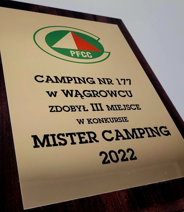 Zdjęcie drewnianego dyplomu z metalowym frontem oraz napisem - Camping nr 177 w Wągrowcu zdobył 3. miejsce  w konkursie  Mister Campingu 2022