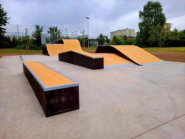 Zdjęcie urządzeń na terenie nowego skateparku w Parku 600-lecia w Wągrowcu
