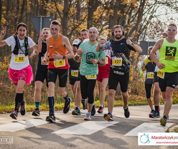 Uczestnicy Półmaratonu Wągrowiec-Skoki na trasie