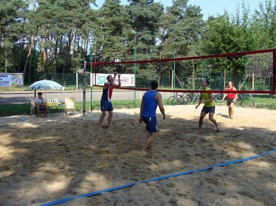 Grupa osób grających w siatkówkę plażową na jednym z boisk plażowych na terenie OSiR w Wągrowcu - zdjęcie nr 3