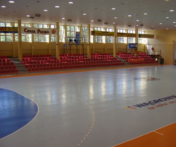 Widok na parkiet i trybuny hali sportowj na terenie Ośrodka Sportu i Rekreacji w Wągrowcu - zdjęcie nr 2