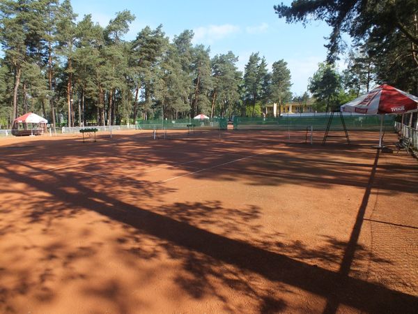 Widok na korty tenisowe OSiR w Wągrowcu
