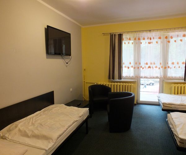 Widok na jeden z pokojów dostępnych na terenie Ośrodka Sportu i Rekreacji w Wągrowcu - zdjęcie nr 9