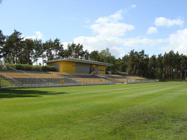 Widok na murawę i trybunę główną stadionu piłkarskiego